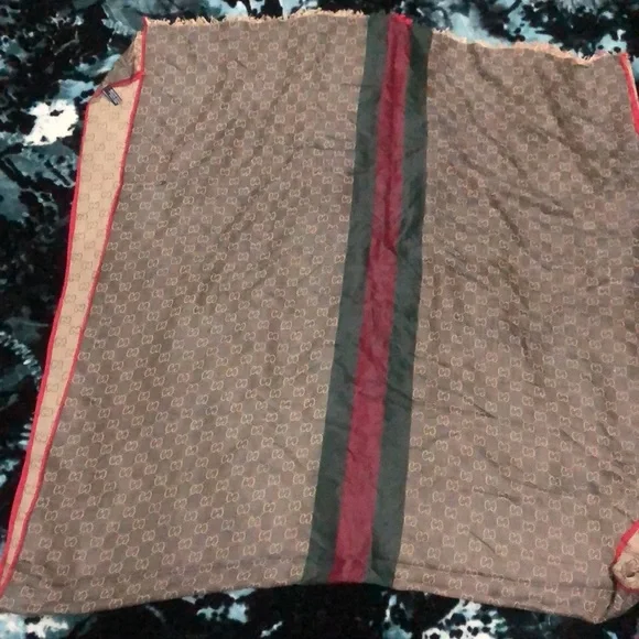 AUTHENTIC GUCCI SILK SHAWL - Picture 7 of 8